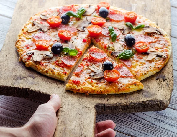 Deliciosa pizza fresca com cogumelos, cereja e pepperoni servir — Fotografia de Stock