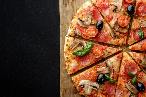 Cortar en rodajas deliciosa pizza fresca con champiñones y pimiento — Foto de Stock