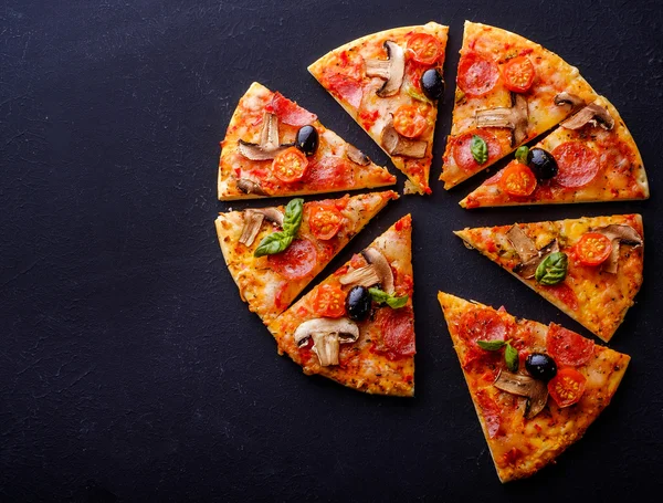Dilimleri lezzetli taze mantar ve pizza peppero kesmek