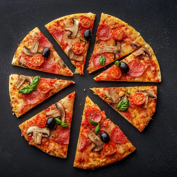 Dilimleri lezzetli taze mantar ve pizza peppero kesmek