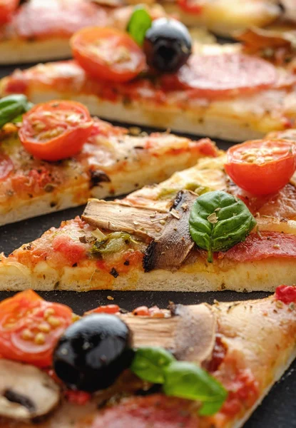 Dilimleri lezzetli taze mantar ve pizza peppero kesmek