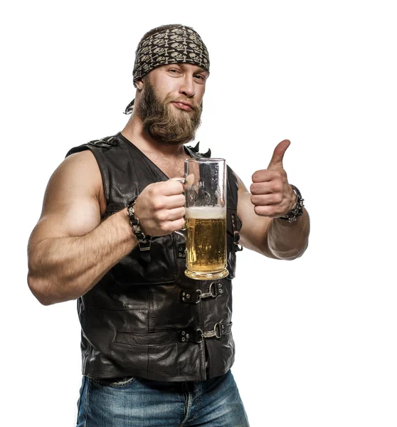 Barba hombre bebiendo cerveza de una taza de cerveza . —  Fotos de Stock