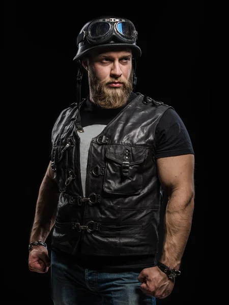 Retrato Hombre motorista barbudo guapo en chaqueta de cuero y casco —  Fotos de Stock