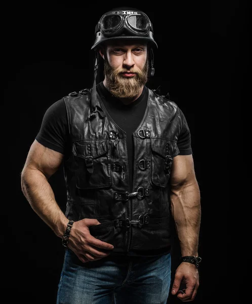 Portrait bel homme barbu motard en cuir veste et casque — Photo