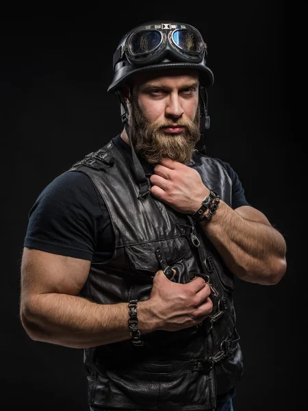 Portrait bel homme barbu motard en cuir veste et casque — Photo