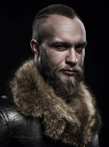 Brutal guapo sombrío hombre sin afeitar con barba larga y bigote —  Fotos de Stock