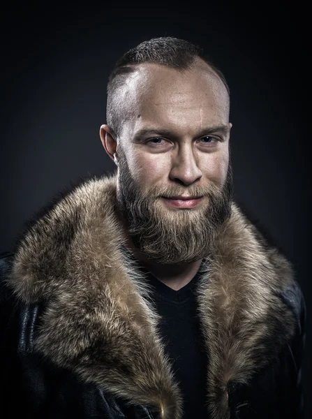 Brutale bello sorridente uomo rasato con lunga barba e baffo — Foto Stock