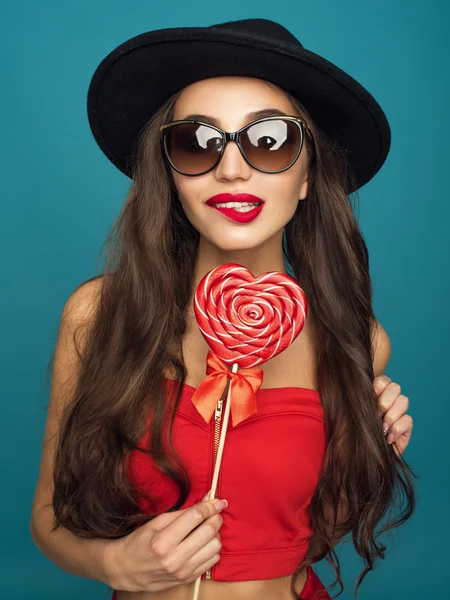 Love and valentines day, woman with sly smile holding heart — Stock Photo, Image