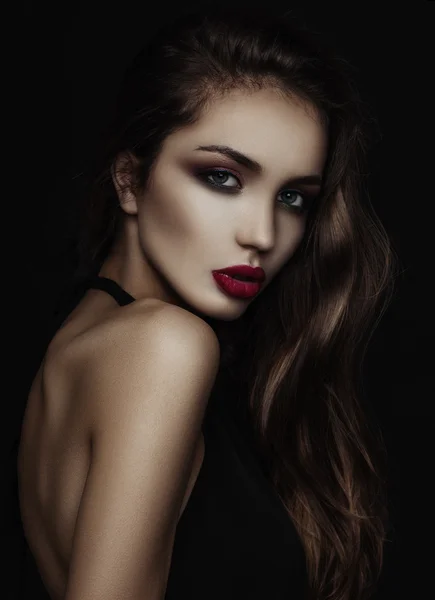 Retrato de una chica con el pelo largo en un tono bajo . —  Fotos de Stock