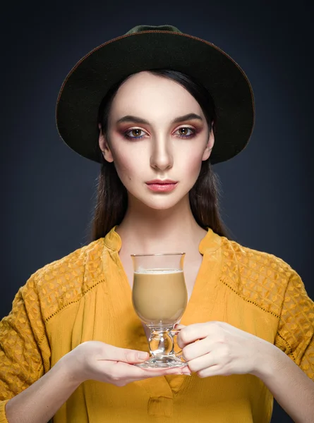 Hermosa joven con sombrero y blusa amarilla con taza de café —  Fotos de Stock