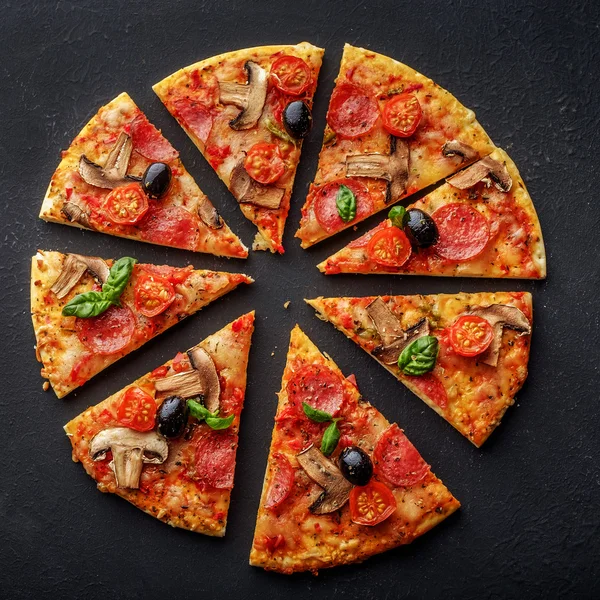 Разрежьте на кусочки вкусную свежую пиццу с грибами и перцем Стоковая Картинка