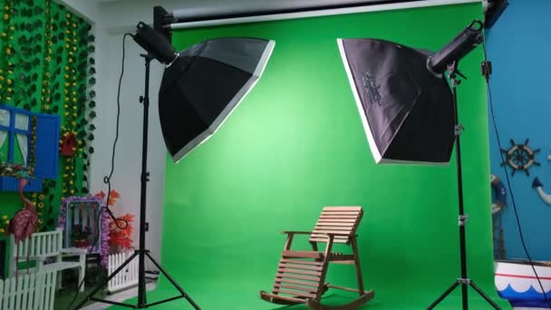 Foto- oder Videostudio mit zwei sechseckigen Studioleuchten. Green Screen und fester Stuhl — Stockvideo