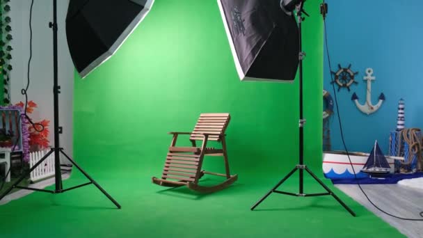 Foto- oder Videostudio mit zwei sechseckigen Studioleuchten. Green Screen und fester Stuhl — Stockvideo