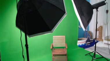 Altı köşeli stüdyo ışıkları olan fotoğraf ya da video stüdyosu. Yeşil ekran ve sallanan sandalye