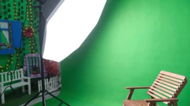 Altıgen stüdyo ışığı olan bir fotoğraf ya da video stüdyosu. Yeşil ekran ve sabit sandalye