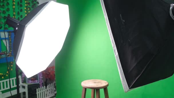 2つの六角形のスタジオライトを持つ写真やビデオスタジオ。緑の画面と固定椅子 — ストック動画
