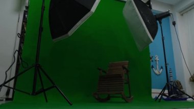 Altı köşeli stüdyo ışıkları olan fotoğraf ya da video stüdyosu. Yeşil ekran ve sallanan sandalye