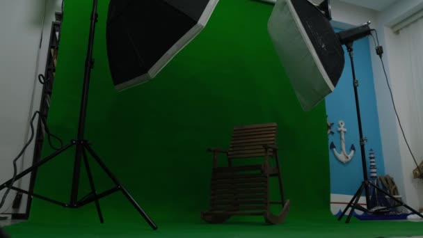 Foto- oder Videostudio mit zwei sechseckigen Studioleuchten. Green Screen und Schaukelstuhl — Stockvideo