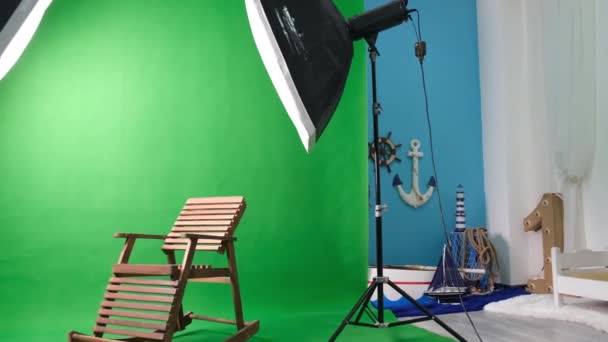Foto- oder Videostudio mit zwei sechseckigen Studioleuchten. Green Screen und fester Stuhl — Stockvideo