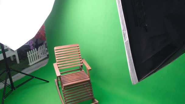 Foto- oder Videostudio mit zwei sechseckigen Studioleuchten. Green Screen und Schaukelstuhl — Stockvideo