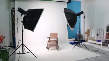 Altı köşeli stüdyo ışıkları olan fotoğraf ya da video stüdyosu. Beyaz ekran ve sallanan sandalye