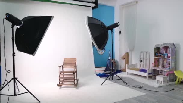 Foto- oder Videostudio mit zwei sechseckigen Studioleuchten. Weiße Leinwand und fester Stuhl — Stockvideo