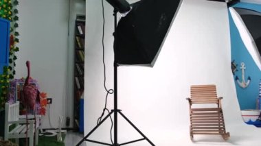 Altı köşeli stüdyo ışıkları olan fotoğraf ya da video stüdyosu. Beyaz ekran ve sabitlenmiş sandalye