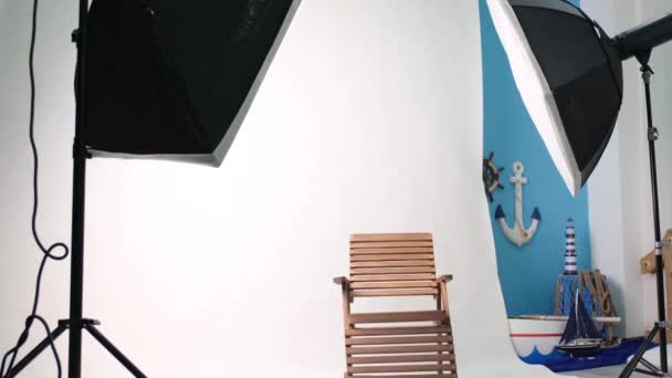 Foto- oder Videostudio mit zwei sechseckigen Studioleuchten. Weiße Leinwand und fester Stuhl — Stockvideo