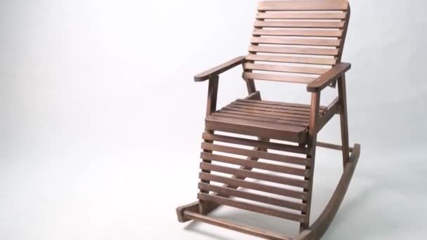 Cadeira de balanço móvel com fundo branco. 4k vídeo — Vídeo de Stock