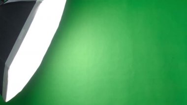 Aydınlatılmış stüdyo yeşil arka plan ışığı kapanıyor