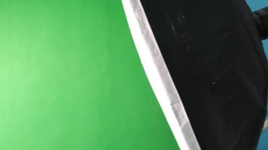 Stüdyo yumuşak ışık arka ekranı. Aydınlatma stüdyosu ekipmanı. Yeşil Ekran.