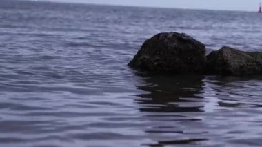 Deniz dalgaları sessizce hareket ediyor. Statik 4K Çekim