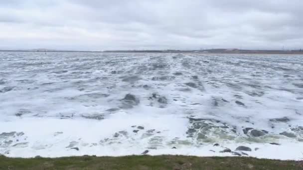 As ondas do mar movem-se silenciosamente. Tiro estático 4K — Vídeo de Stock