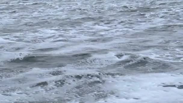 Havbølgerne bevæger sig stille og roligt. Statisk 4K skydning – Stock-video