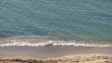 Deniz dalgaları sessizce hareket ediyor. Statik 4K Çekim