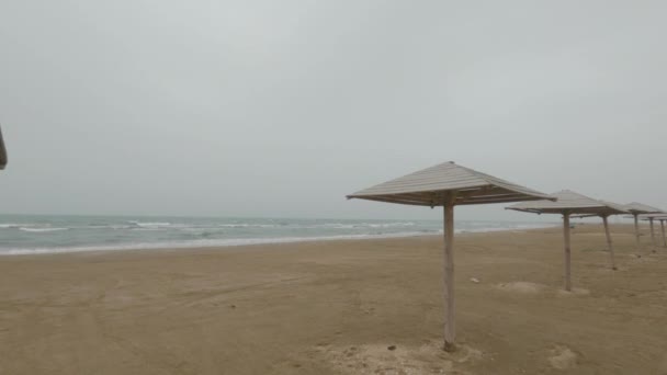 Sun loungers lined up by the sea. Static 4K shooting. — Stock Video