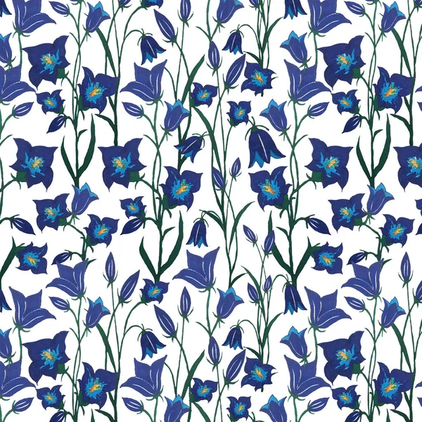 青い鐘の花、蒸気、葉を持つシームレスなベクトルパターン。白地に手描きのマーカー植物デザイン。布、織物、包装紙、カード、招待状のための花のデザイン. — ストックベクタ