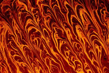 Afişlerin, kartların, davetiyelerin, afişlerin, web sitelerinin, duvar kağıtlarının yaratıcı tasarımı için karanlık el boyası arka plan. Tuvalin üzerinde akrilik boya karışımı. Modern sanat eserleri. Derin ve zengin renkler. Altın mürekkep. 