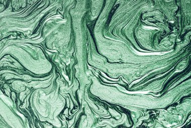 Modern tarz trendler. Mor arka planda sıvı mürekkep. Mürekkep, boya, soyut. Tabloya yakın çekim. Renkli soyut resim arkaplanı. Yüksek desenli yağlı boya. Yüksek kaliteli detaylar.