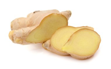 Beyaz arkaplanda yaprakları olan taze kızıl. 