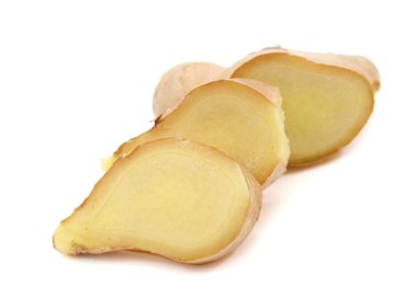 Beyaz arka planda dilimlenmiş zencefil