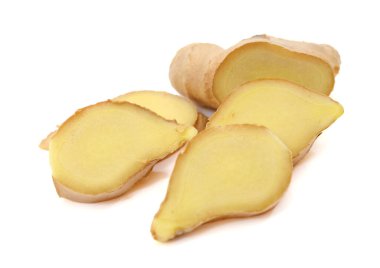 Beyaz arka planda dilimlenmiş zencefil