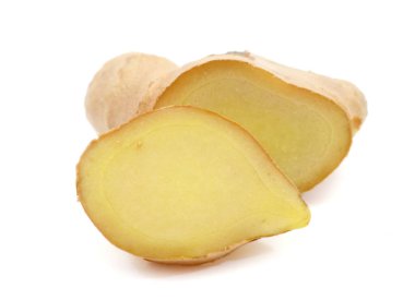 Beyaz arka planda dilimlenmiş zencefil