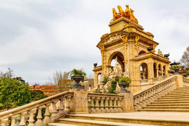 Barselona, İspanya. 8 Şubat 2014. Ciutadella Parkı 'ndaki Monumental Cascade Fountain' da merdivenler, neoklasik stil, kavisli pavyon heykeller ve Quadriga de l Aurora 'nın altın heykeli ile süslenmiş.