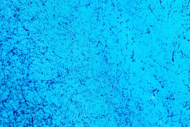 Soyut mavi dokulu arka plan, siyah iplikler ve iplikler, gölet suyu dokusu. Metin veya yazı için boşluk