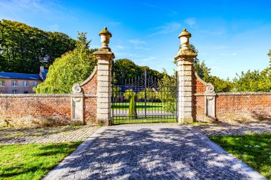 Averbode Manastırı 'nın çiftliği. Arka planda yapraklı ağaçlar. Scherpenheuvel-Zichem, Belçika' da güneşli bir gün.