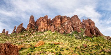 Flatiron Havzası Kayıp Hollandalı Eyalet Parkı Panorama 'da. Hazine Döngüsü Yolu 'nun tepesinden Flatiron' un Batıl inanç Dağları 'ndaki panoramik görüntüsü. Arizona çölünde yürüyüş..