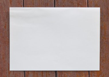 ahşap arka plan üzerinde beyaz kağıt