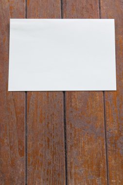 ahşap arka plan üzerinde beyaz kağıt