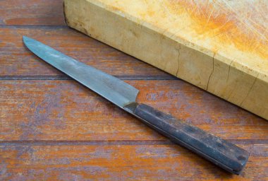 Tahtayı bıçakla kesmek.